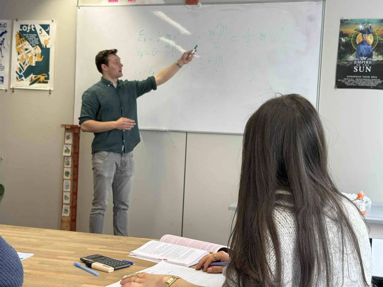 Docent voor het bord tijdens de examentraining