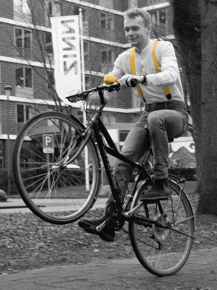Docent op de fiets onderweg naar de bijles