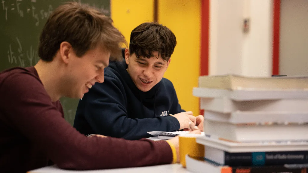 Twee leerlingen werken samen tijdens de proefles