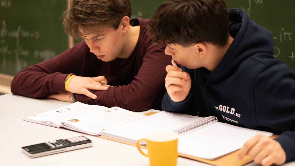 Leerlingen aan tafel tijdens de bijles